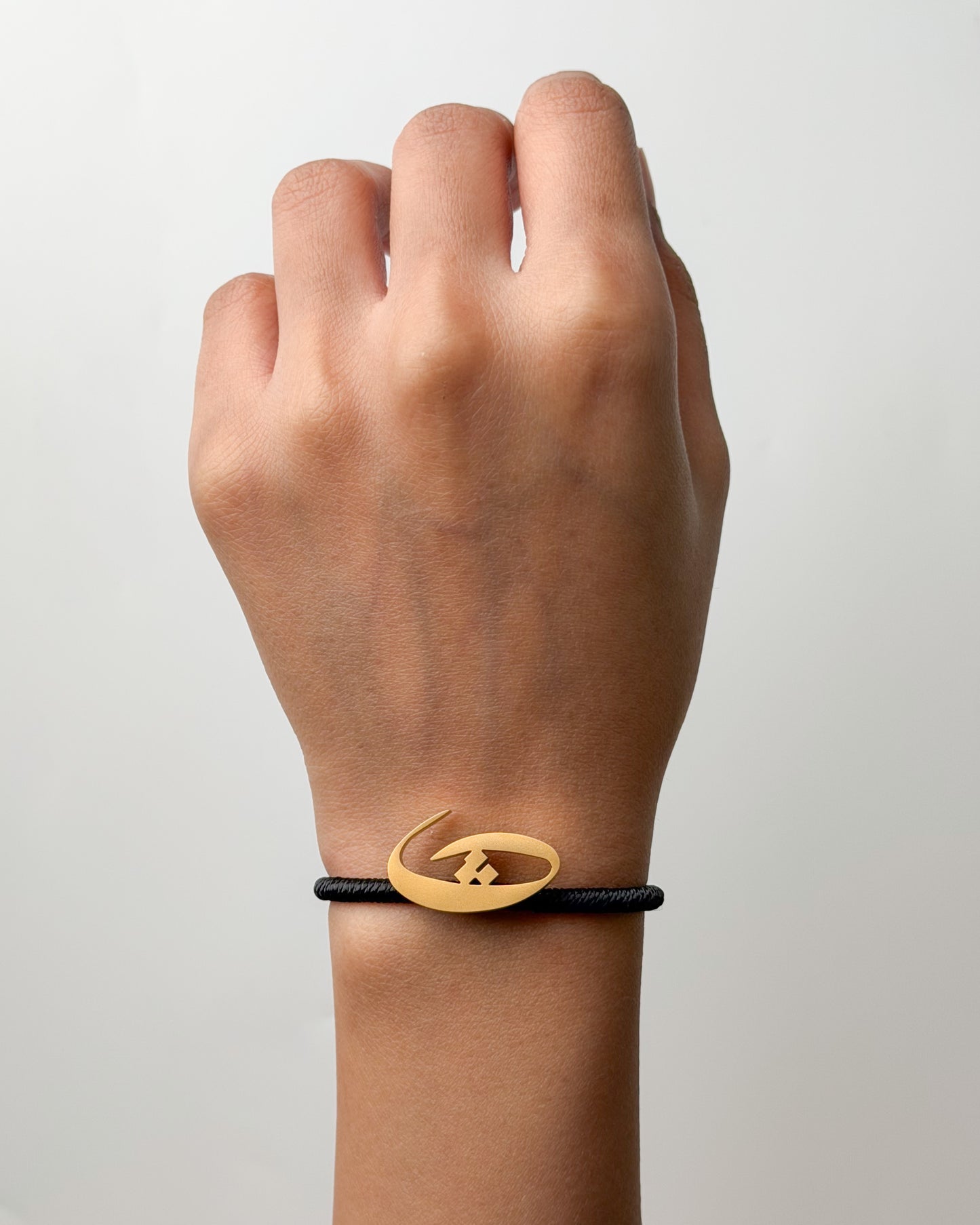 String Initial Bracelet ث